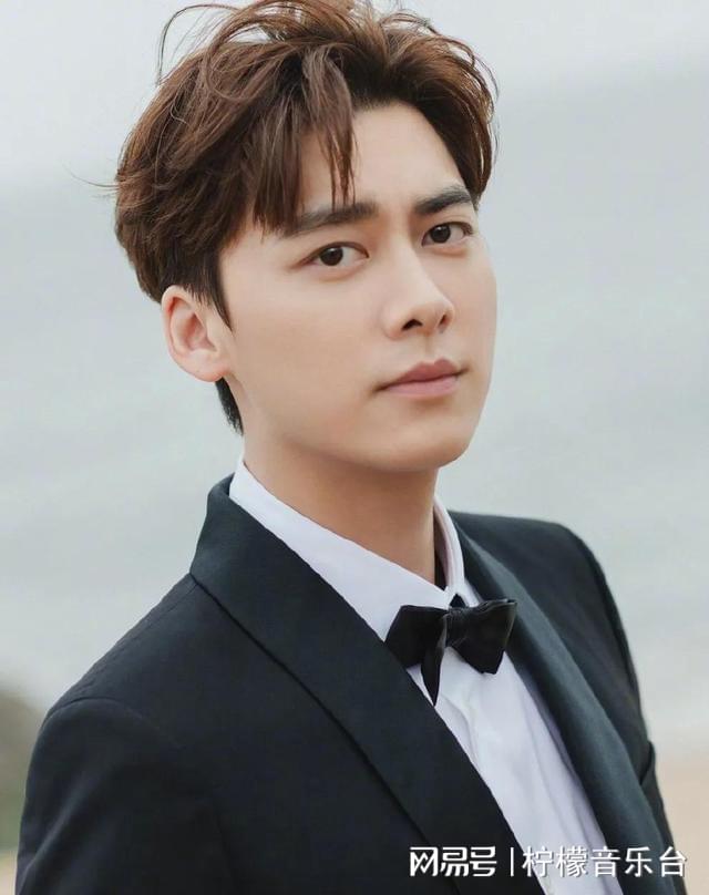 帅哥演员，未来科技引领生活重塑的潮流风采