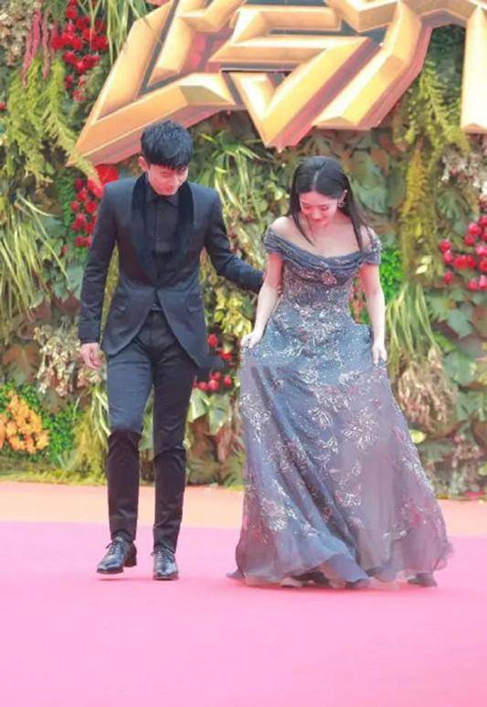 三步踩比赛服装，小巷中的时尚秘境探索