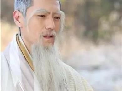 白头发老头演员的自然美景之旅