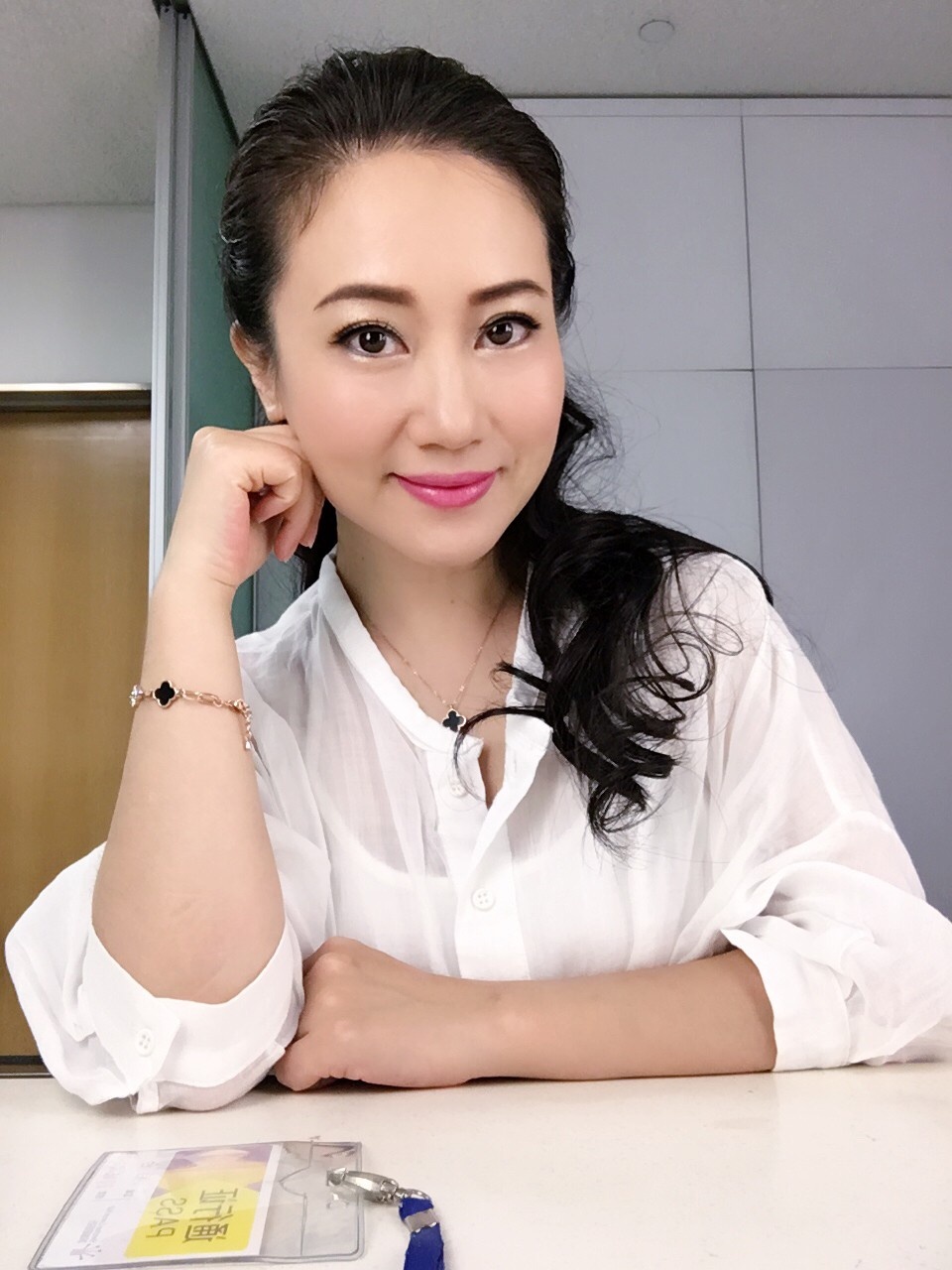 祖青演员，自然美景中的内心宁静之旅