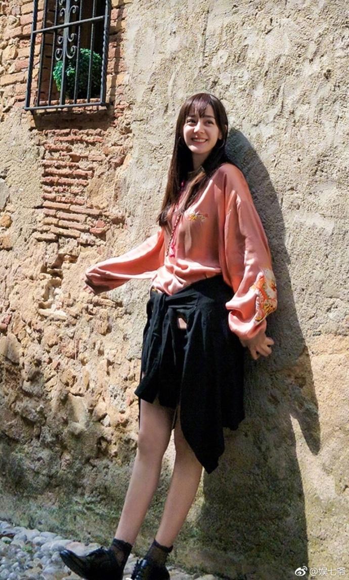 迪丽热巴最新旅游照片，星光之旅的绚烂印记回顾