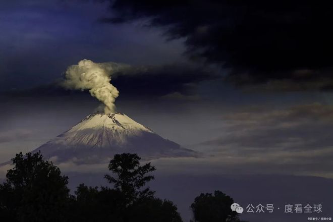 富士山火山喷发最新动态，影响与观点分析